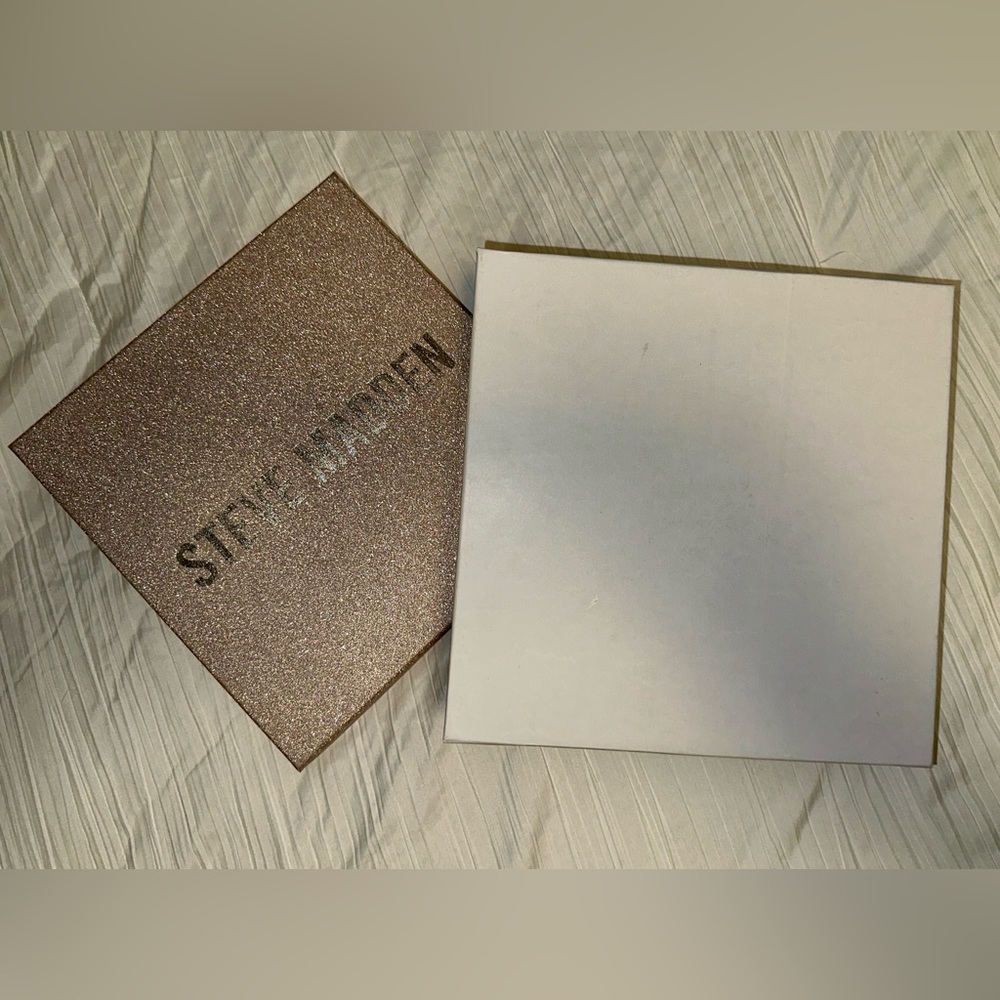Steve Madden Gift Box Beanie and Scarf Set - Picture 4 of 4